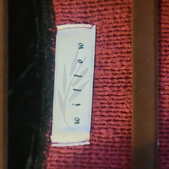 Willow sweater, med/large, raspberry with black trim - Picture 4 of 4